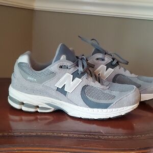 New Balance Gray and White Athletic Shoes, Boys Size 7